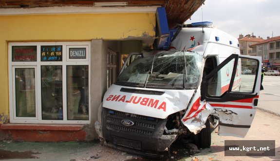 Ambulansla Otomobil Çarpıştı: 6 Yaralı