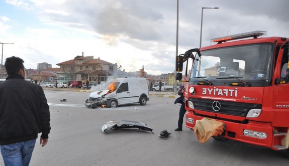 Kaza Sonrası Alev Alan Araç İtfaiye Tarafından Söndürüldü