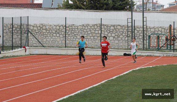 Yıldızlar Puanlı Atletizm Yarışları Nefes Kesti