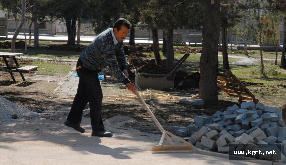 Belediye Sarı Çiçek Parkını Yeniliyor