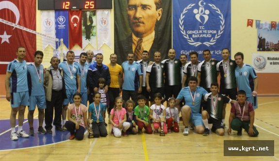 Kurumlar Voleybolda Şampiyon Spor Lisesi