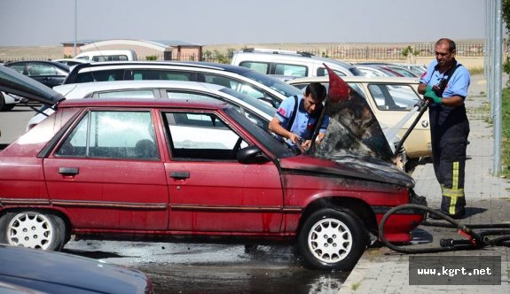 Hastane Bahçesinde Park Halindeki Otomobil Yandı