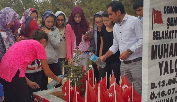 Minik Öğrencilerden 15 Temmuz Şehidi Yalçın’ın Mezarına Ziyaret