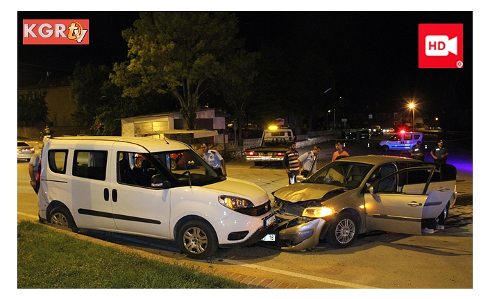 Otomobil Sivil Polis Aracına Çarptı:2 Polis Yaralandı