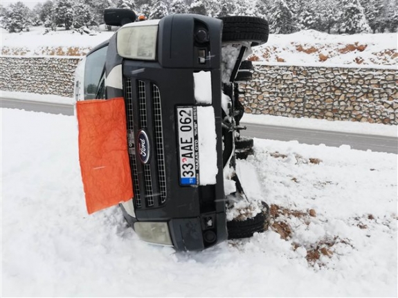 Sertavul’da İşçi Servisi Devrildi: 4 Yaralı