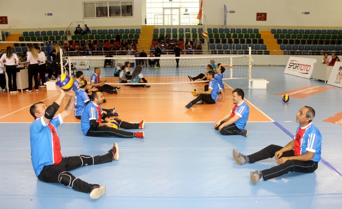 Oturak Voleybol Müsabakaları Mersin’de Düzenlendi