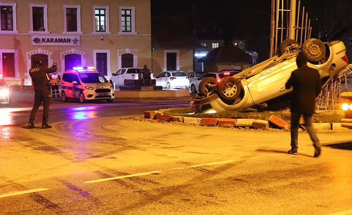 Hızını Alamayan Araç Sürücüsü MOBESE Direğine Çarptı: 4 Yaralı