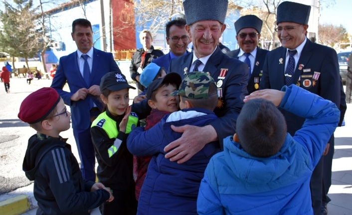 İlkokul Öğrencileri, Gazilerimizi Asker Selamıyla Karşıladı