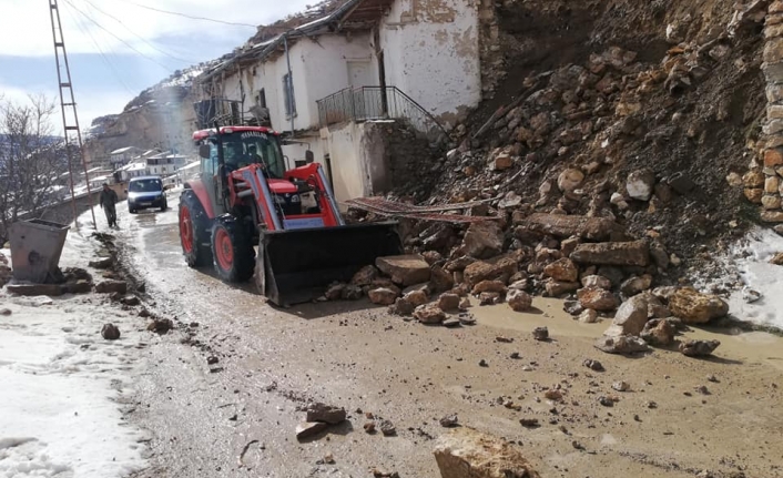 Karaman’da İstinat Duvarı Yıkıldı Yol Trafiğe Kapandı