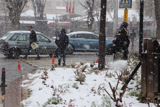 Karaman`da Mart Kapıdan Baktırdı Kazma Kürek Yaktırdı