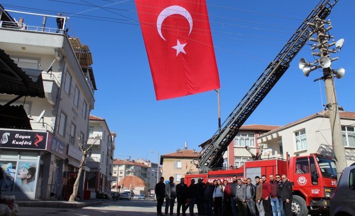 Sekiçeşme Esnafları Askerlerimiz İçin Bayrak Astı