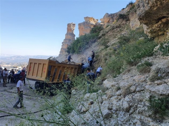 Karaman’da İstinat Duvarına Çarpan Sürücü Hayatını Kaybetti