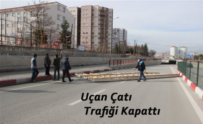 Karaman’da Uçan Çatı, Altgeçiti Trafiğe Kapattı