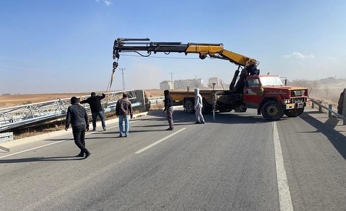 Karaman’da Devrilen EDS, Levhası Şehirlerarası Yolu Trafiğe Kapadı