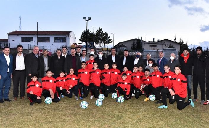 Vali Işık Futbolculara Malzeme Dağıtım Programına Katıldı