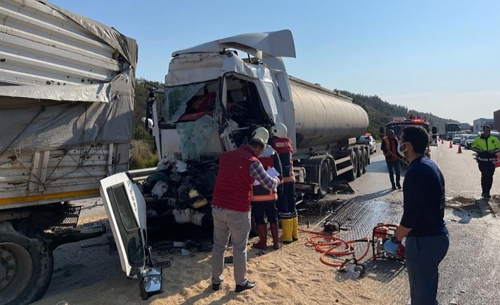 Araçta Sıkışan Tır Sürücüsü Hayatını Kaybetti