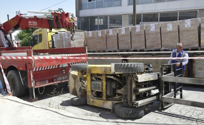 Devrilen Forkliftin Altında Sıkışan Operatör Yaralandı