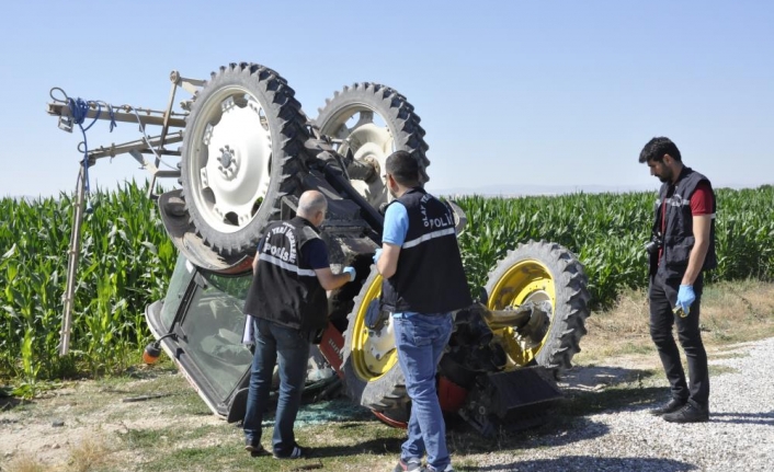 Devrilen Traktörün Altında Ezilmekten Kabin Sayesinde Kurtuldu