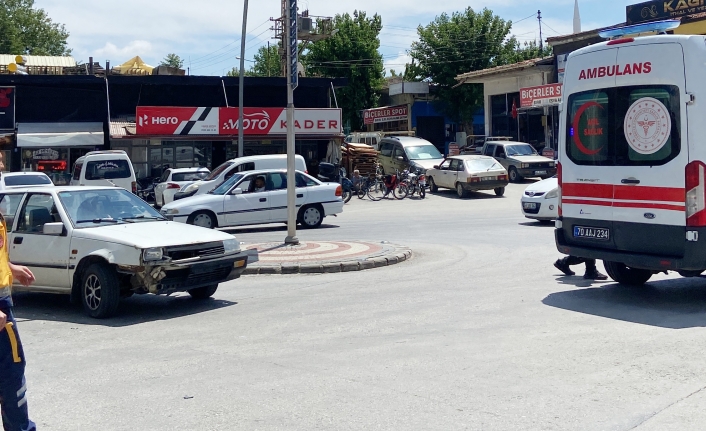 Bu Kez Ambulans Kaza Yaptı: Sağlık Çalışanı Yaralandı