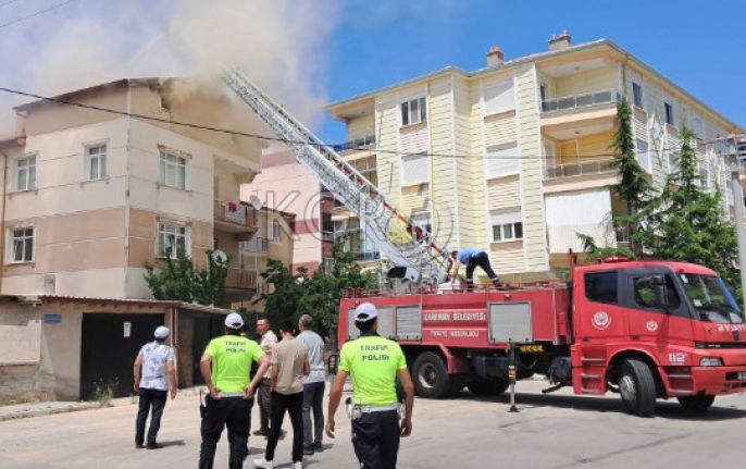 Korkutan Çatı Yangını Güçlükle Söndürüldü