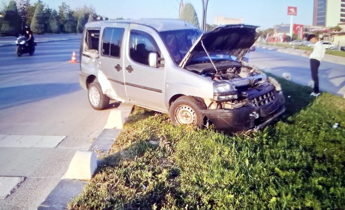 Kontrolden Çıkan Araç Orta Refüje Çıktı