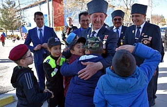 İlkokul Öğrencileri, Gazilerimizi Asker Selamıyla...