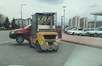 Konya`da Forklift İle Caddede Otomobil Taşıdı