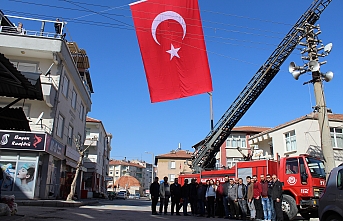 Sekiçeşme Esnafları Askerlerimiz İçin Bayrak...