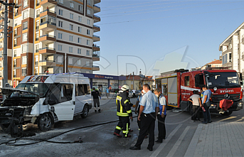 Karaman’da Kaza Yapan Servis Minibüsü Alev Aldı