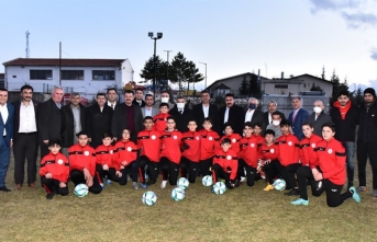 Vali Işık Futbolculara Malzeme Dağıtım Programına...