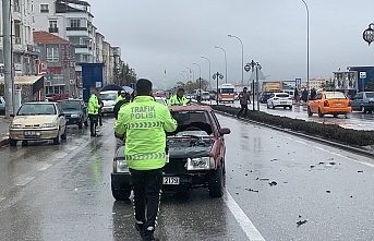 Yaşlı Çifte Hastane Önünde Otomobil Çarptı