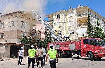 Korkutan Çatı Yangını Güçlükle Söndürüldü